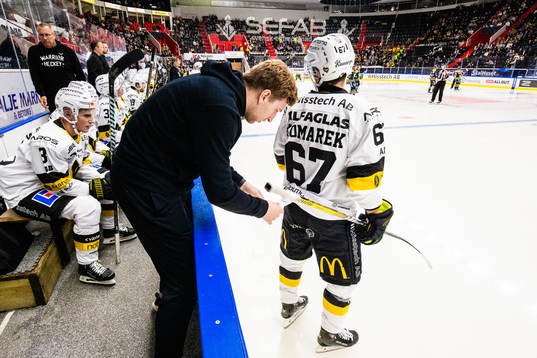 Västerås Konstantin Komarek får hjälp med utrustningen