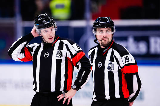 Domarna Oscar Niklasson och David Laksola