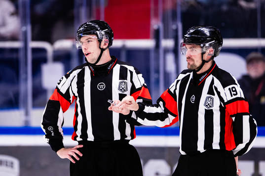 Domarna Oscar Niklasson och David Laksola