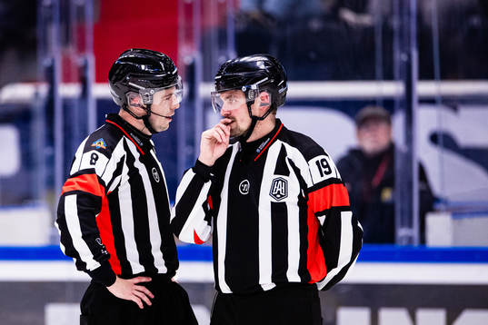 Domarna Oscar Niklasson och David Laksola