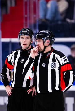 Domarna Oscar Niklasson och David Laksola