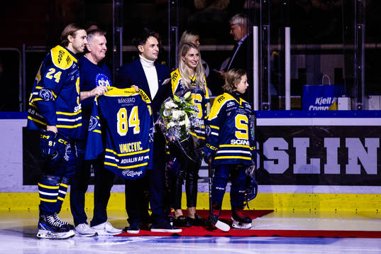 Södertäljes Jacob Dahlström lämnar över matchtröja