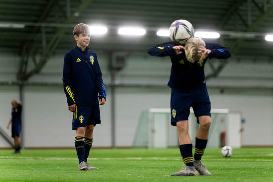 Bläddra bland fler bilder av Fotboll, Sverige, P15, träning