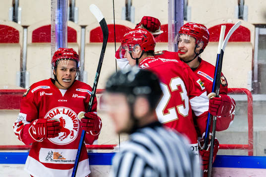 Troja/Ljungbys Emil Ekholm jublar med lagkamrater