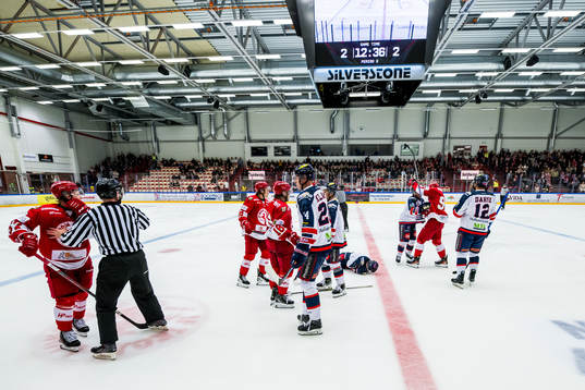 Troja/Ljungbys och Halmstads spelare