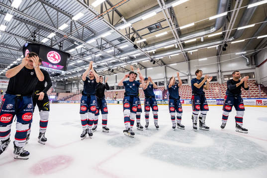 Halmstads Viktor Bernhardtz jublar med lagkamrater