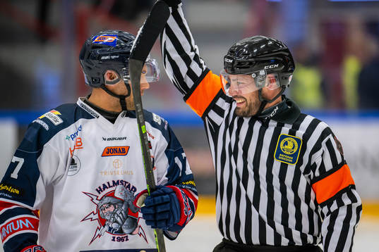 Halmstads Andreas Andersson  i samspråk med Domare Fredrik