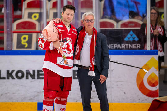 Troja/Ljungbys William Romfors mottager blommer