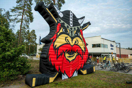 Nybro Vikings klubbmärke utanför Liljas Arena