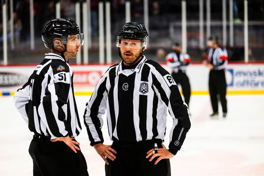 Linjedomare Nicklas Elmerstig och Linjedomare Tom Wågström