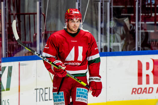 MoDos Danny O'Regan värmer upp innan ishockeymatchen i SHL