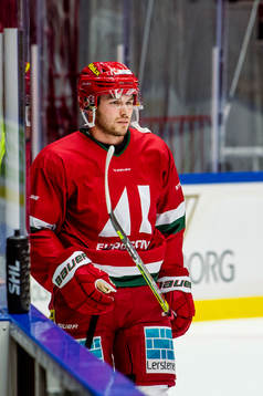 MoDos Danny O'Regan värmer upp innan ishockeymatchen i SHL