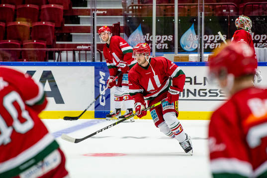 MoDos Danny O'Regan värmer upp innan ishockeymatchen i SHL