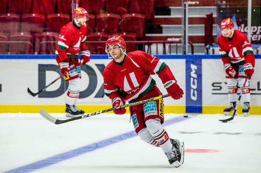 MoDos Danny O'Regan värmer upp innan ishockeymatchen i SHL