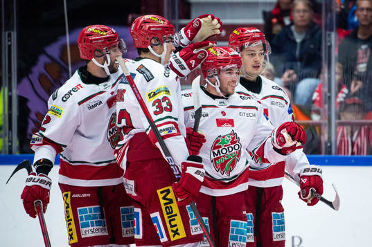 MoDos Danny O'Regan jublar med lagkamrater