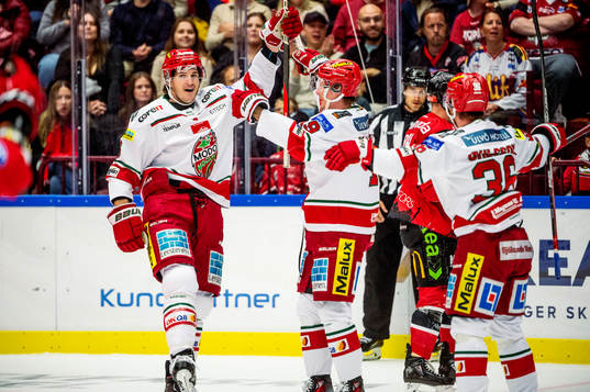MoDos Daniel Brickley jublar med lagkamraterna