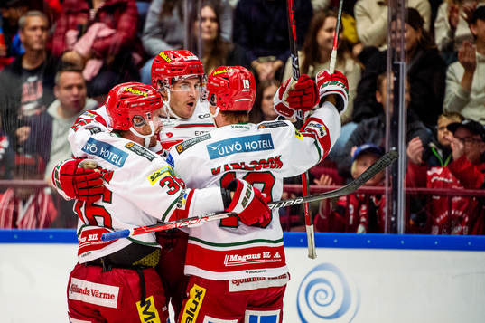 MoDos Daniel Brickley jublar med lagkamraterna