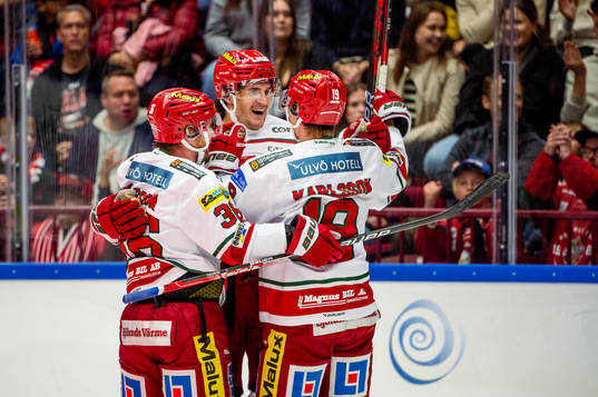 MoDos Daniel Brickley jublar med lagkamraterna