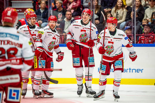 MoDos Daniel Brickley jublar med lagkamraterna