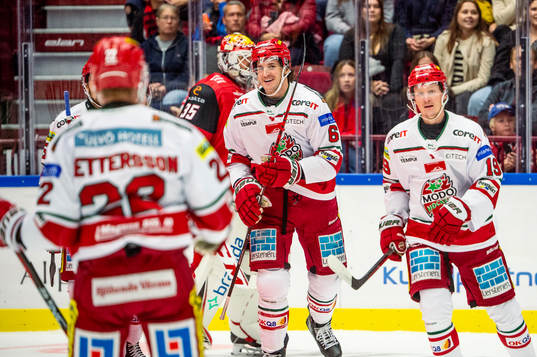 MoDos Daniel Brickley jublar med lagkamraterna