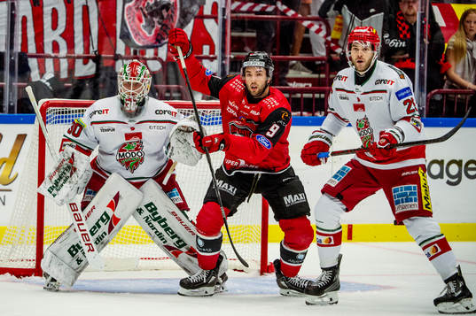 Malmö Redhawks Alan Quine mot MoDos målvakt Lassi