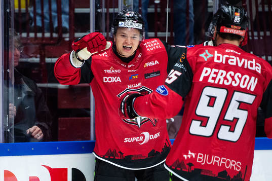 Malmö Redhawks Teemu Kivihalme jublar med Carl Persson