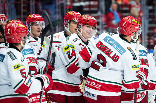 MoDos Erik Walli Walterholm jublar med lagkamrater