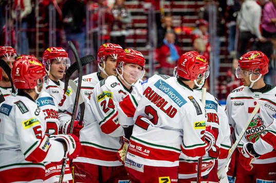 MoDos Erik Walli Walterholm jublar med lagkamraterna