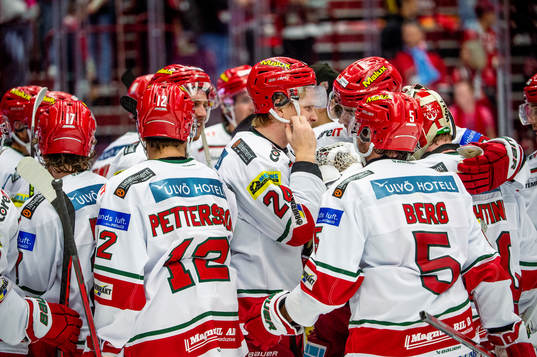 MoDos Erik Walli Walterholm jublar med lagkamraterna