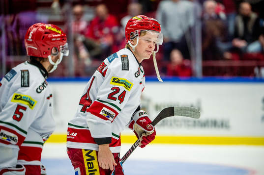 MoDos Erik Walli Walterholm jublar med lagkamraterna