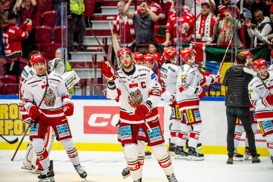 MoDos David Rundblad jublar med lagkamraterna