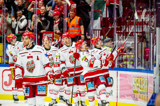 MoDos Riley Woods jublar med lagkamraterna
