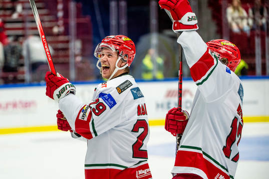 MoDos Mikkel Aagaard och Riley Woods jublar