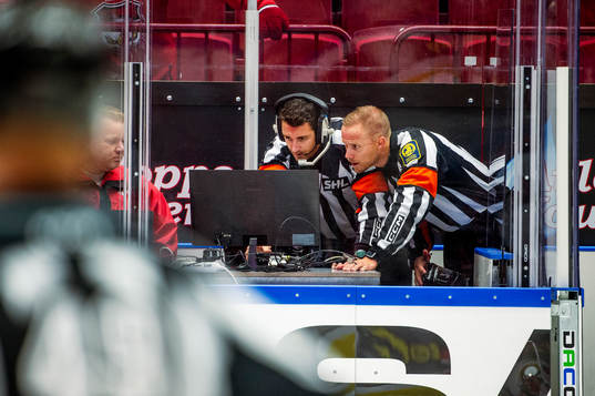 Domare Kristoffer Folkstrand och Andreas Harnebring