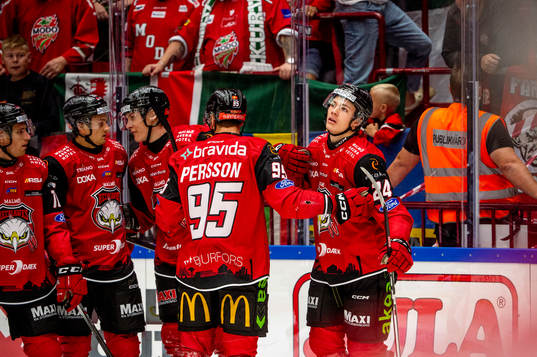 Malmö Redhawks Anton Wahlberg jublar med lagkamraterna