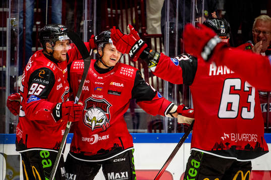 Malmö Redhawks Teemu Kivihalme jublar med lagkamraterna