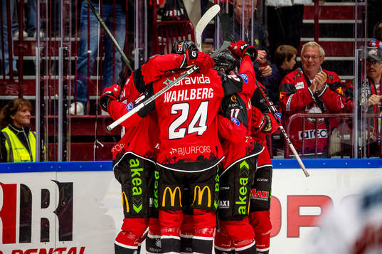 Malmö Redhawks Teemu Kivihalme jublar med lagkamraterna