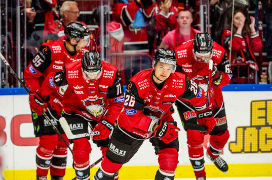Malmö Redhawks Teemu Kivihalme jublar med lagkamraterna