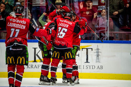 Malmö Redhawks Kim Rosdahl jublar med lagkamraterna