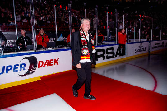 Percy Nilsson hyllas innan ishockeymatchen i SHL mellan