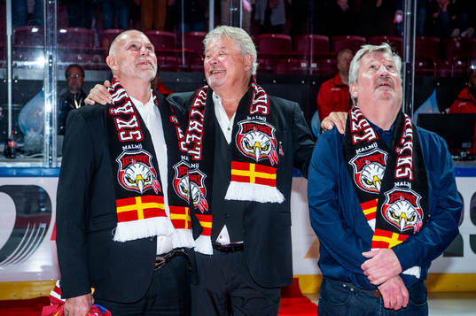 Percy Nilsson hyllas innan ishockeymatchen i SHL mellan