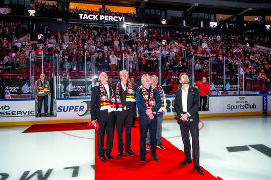 Percy Nilsson hyllas innan ishockeymatchen i SHL mellan