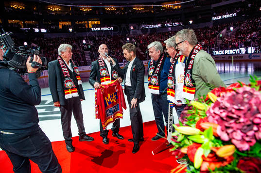 Percy Nilsson hyllas innan ishockeymatchen i SHL mellan