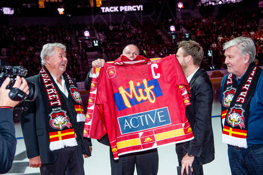 Percy Nilsson hyllas innan ishockeymatchen i SHL mellan