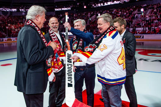 Percy Nilsson hyllas innan ishockeymatchen i SHL mellan