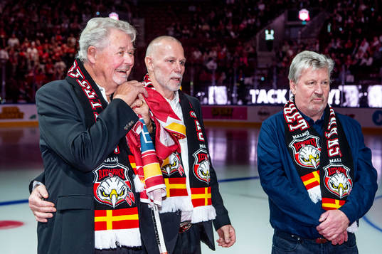 Percy Nilsson hyllas innan ishockeymatchen i SHL mellan