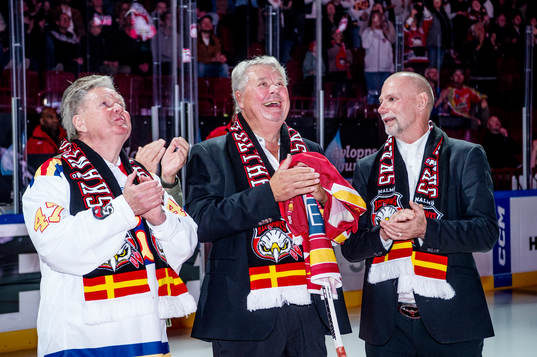 Percy Nilsson hyllas innan ishockeymatchen i SHL mellan