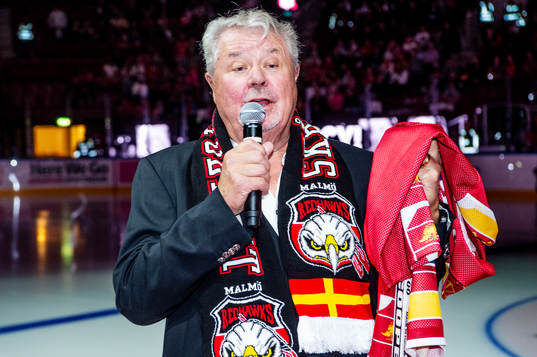 Percy Nilsson hyllas innan ishockeymatchen i SHL mellan