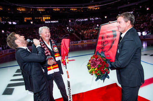 Percy Nilsson hyllas innan ishockeymatchen i SHL mellan
