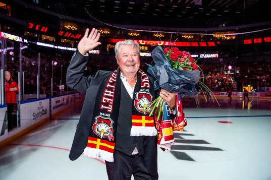 Percy Nilsson hyllas innan ishockeymatchen i SHL mellan